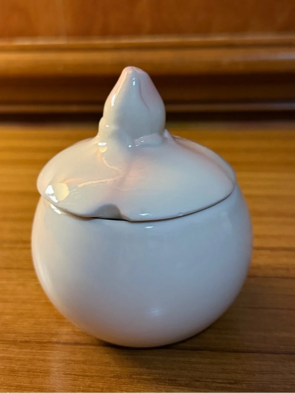 Vintage Pier 1 White Porcelain Figural Lidded Sugar Bowl Condiment Jam Jar Pot